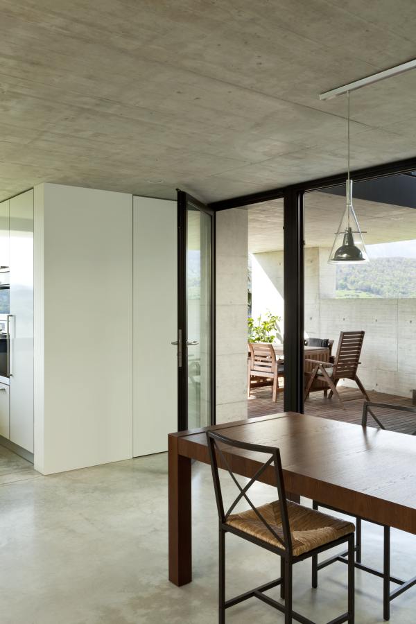 Betonowy sufit z metalowym dodatkami - styl loft