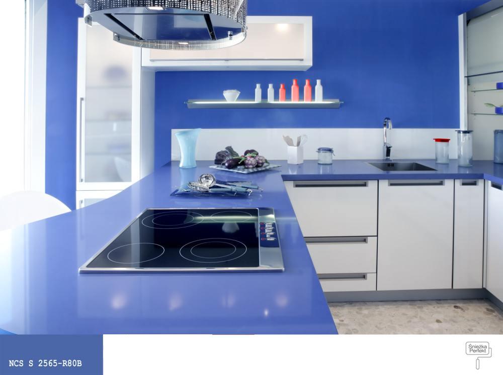 Połączenie koloru białego i niebieskiego w kuchni